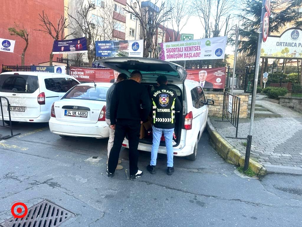 Şişli’de sürücüye dehşeti yaşatan magandalar yakalandı: Ayna kırıp tehdit etmişti