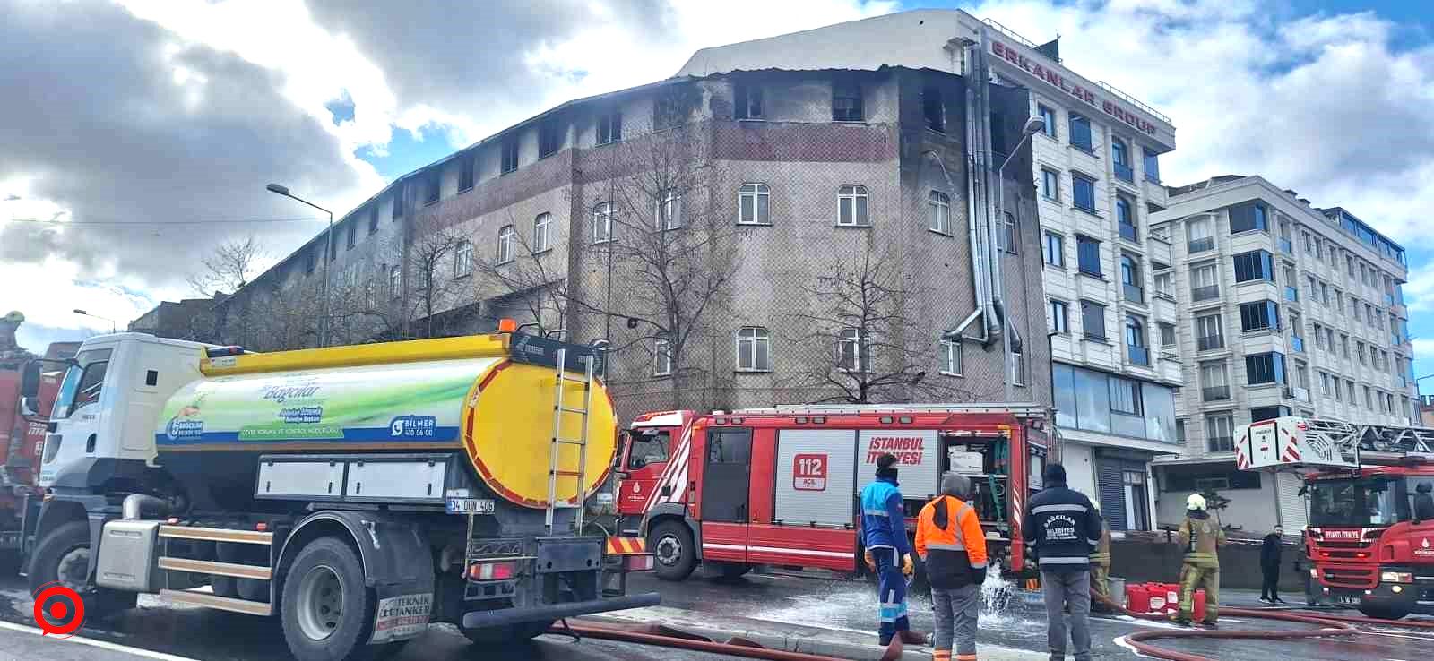 Sultangazi’de 1 saat arayla çıkan yangında ayakkabı atölyesi alevlere teslim oldu