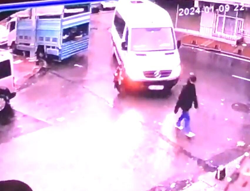Sultangazi’de servis aracının altında