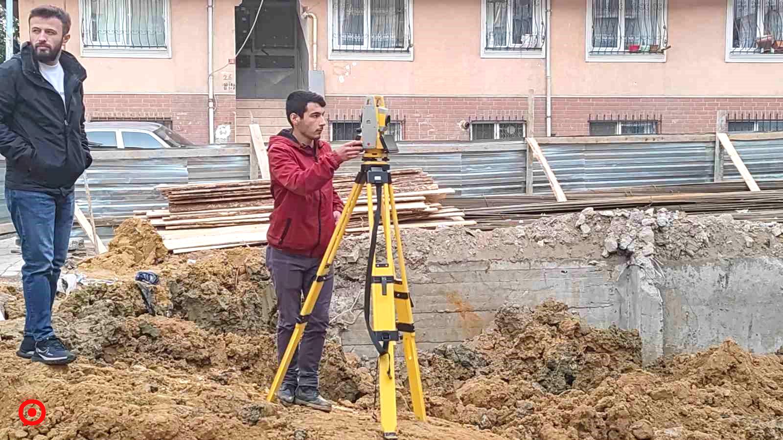 Sultangazi’de temel kazısı sırasında zarar gören 2 binadaki çalışmalar sürüyor