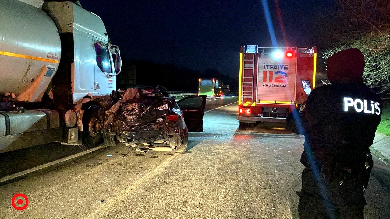 Tanker park halindeki otomobile çarparak 200 metre sürükledi: 1 yaralı