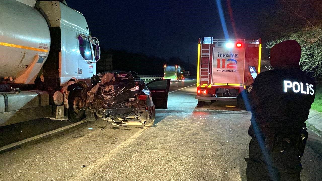 Tanker park halindeki otomobile çarparak 200 metre sürükledi: 1 yaralı