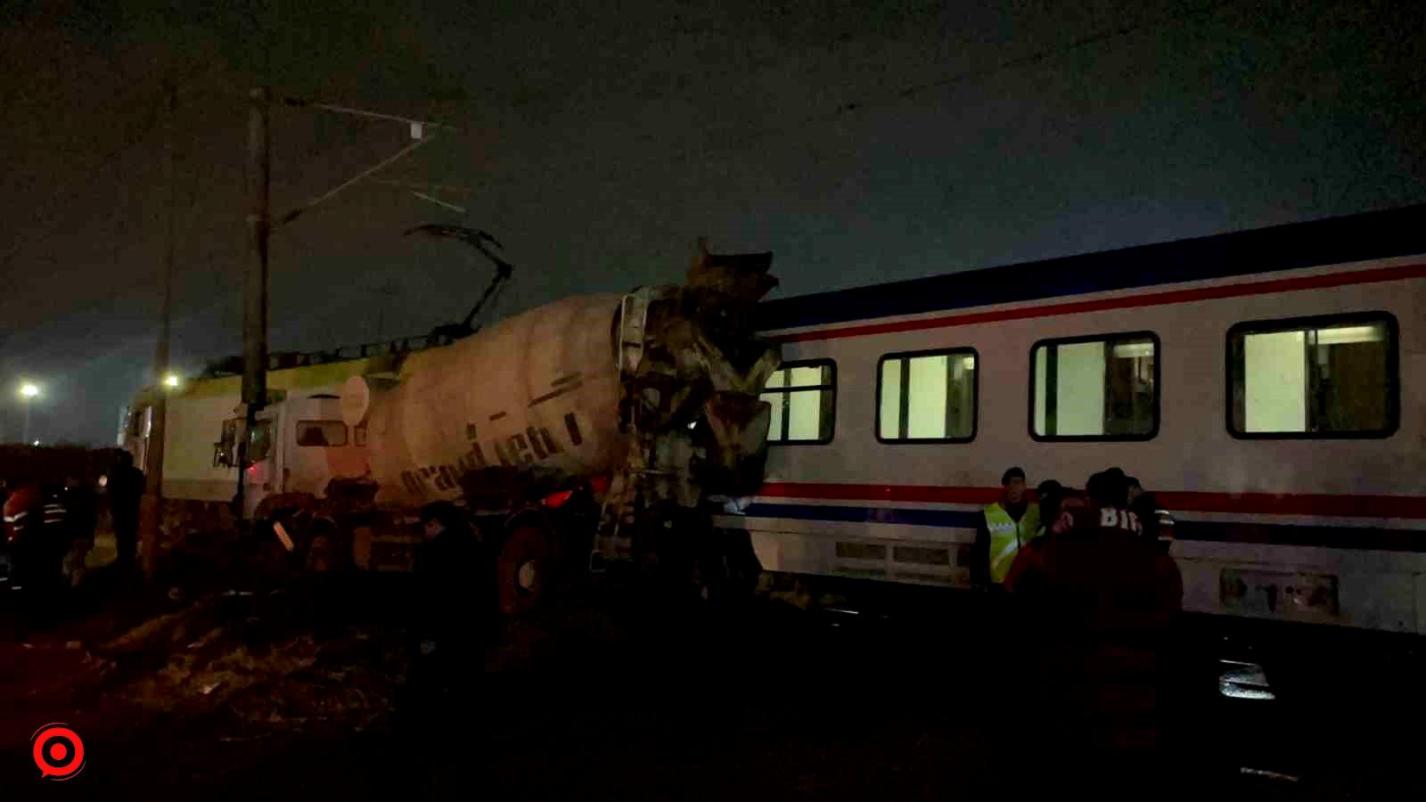 Tekirdağ’da yolcu treni beton mikseri ile çarpıştı