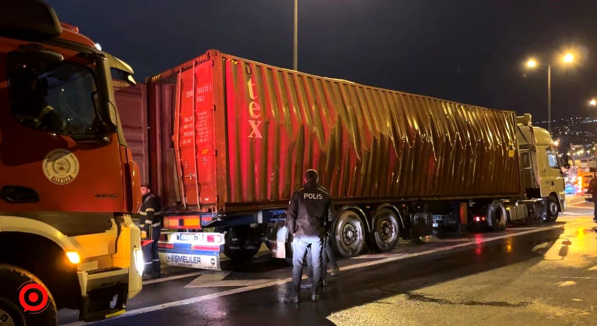 TEM’de tır dorsesinde patlama: 1 itfaiye eri yaralandı