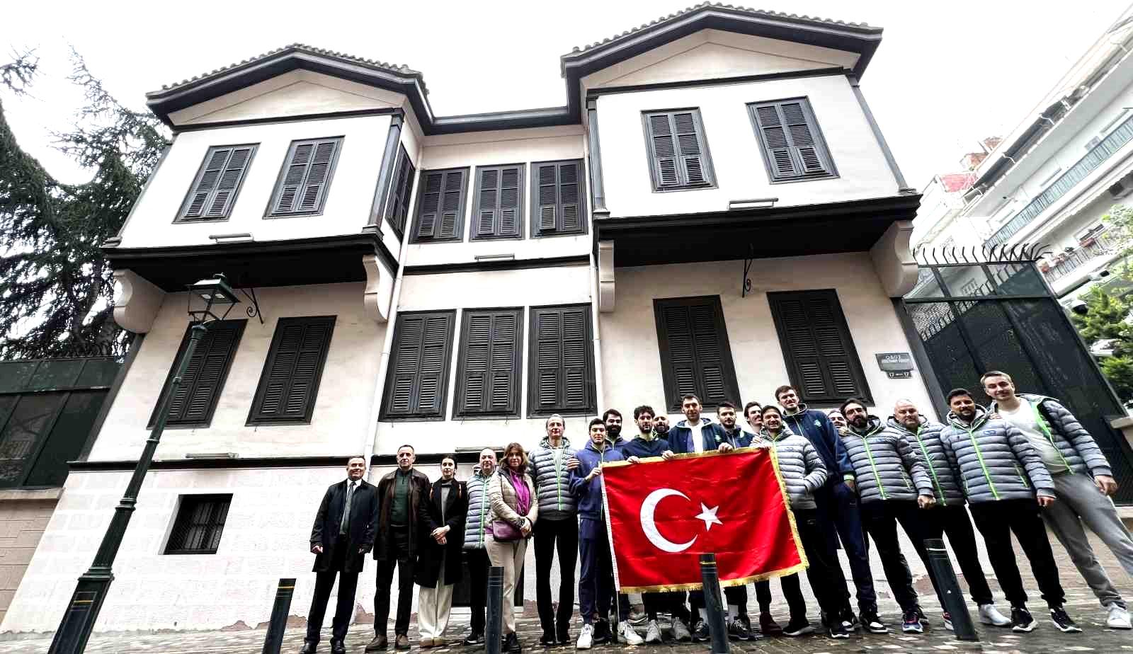 Tofaş Basketbol Takımı, Atatürk’ün evini ziyaret etti