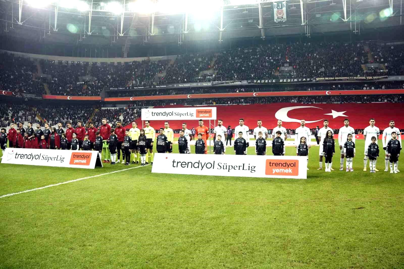 Trendyol Süper Lig: Beşiktaş: 0 – Fatih Karagümrük: 0 (Maç devam ediyor)