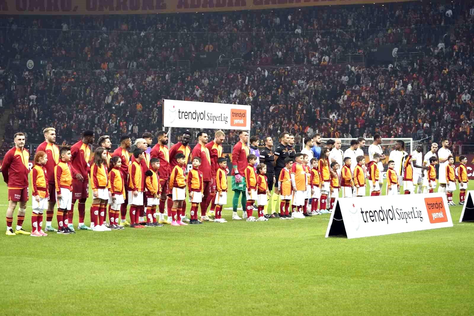 Trendyol Süper Lig: Galatasaray: 0 – İstanbulspor: 0 (Maç devam ediyor)