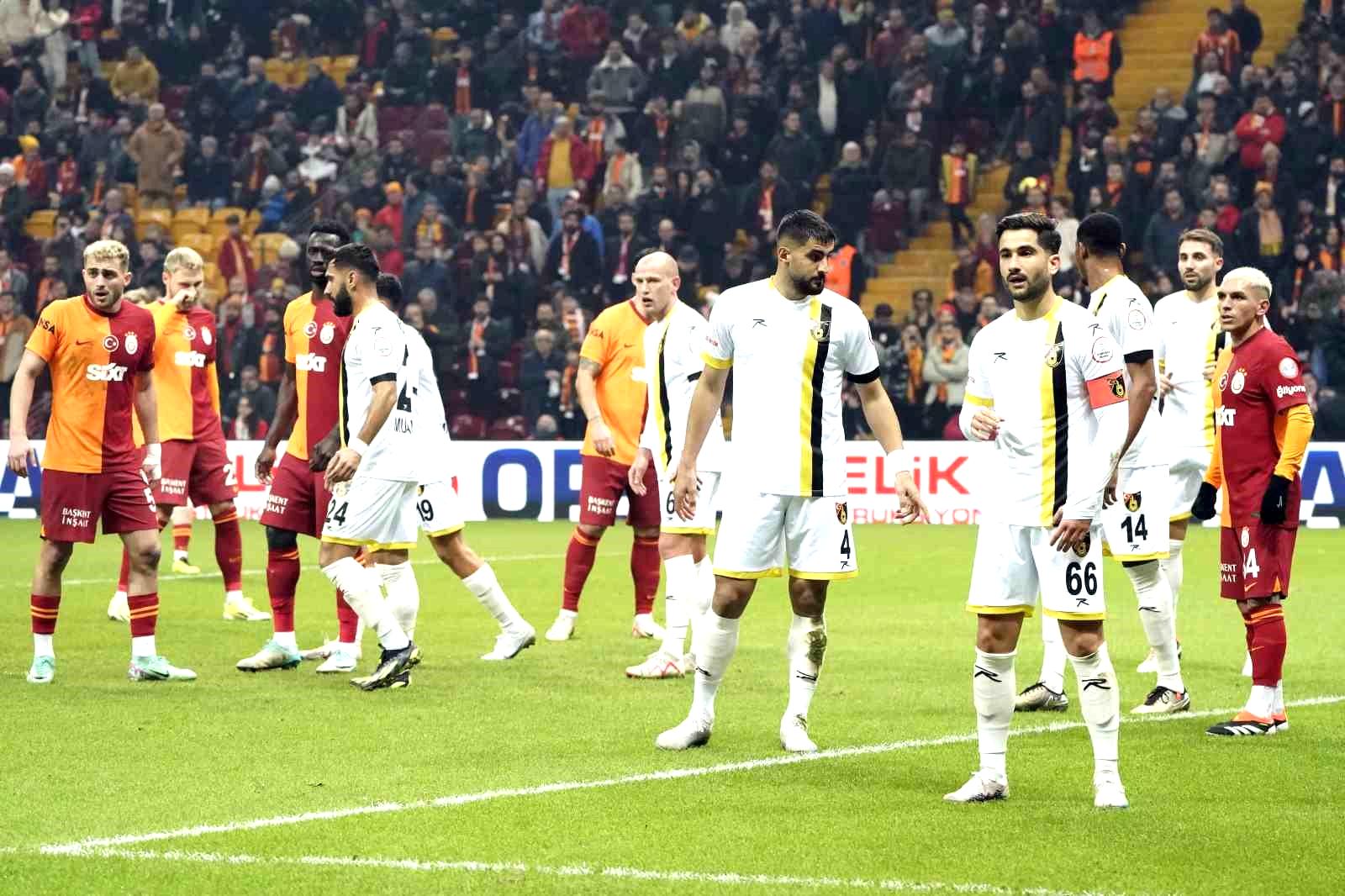 Trendyol Süper Lig: Galatasaray: 1 – İstanbulspor: 1 (İlk yarı)
