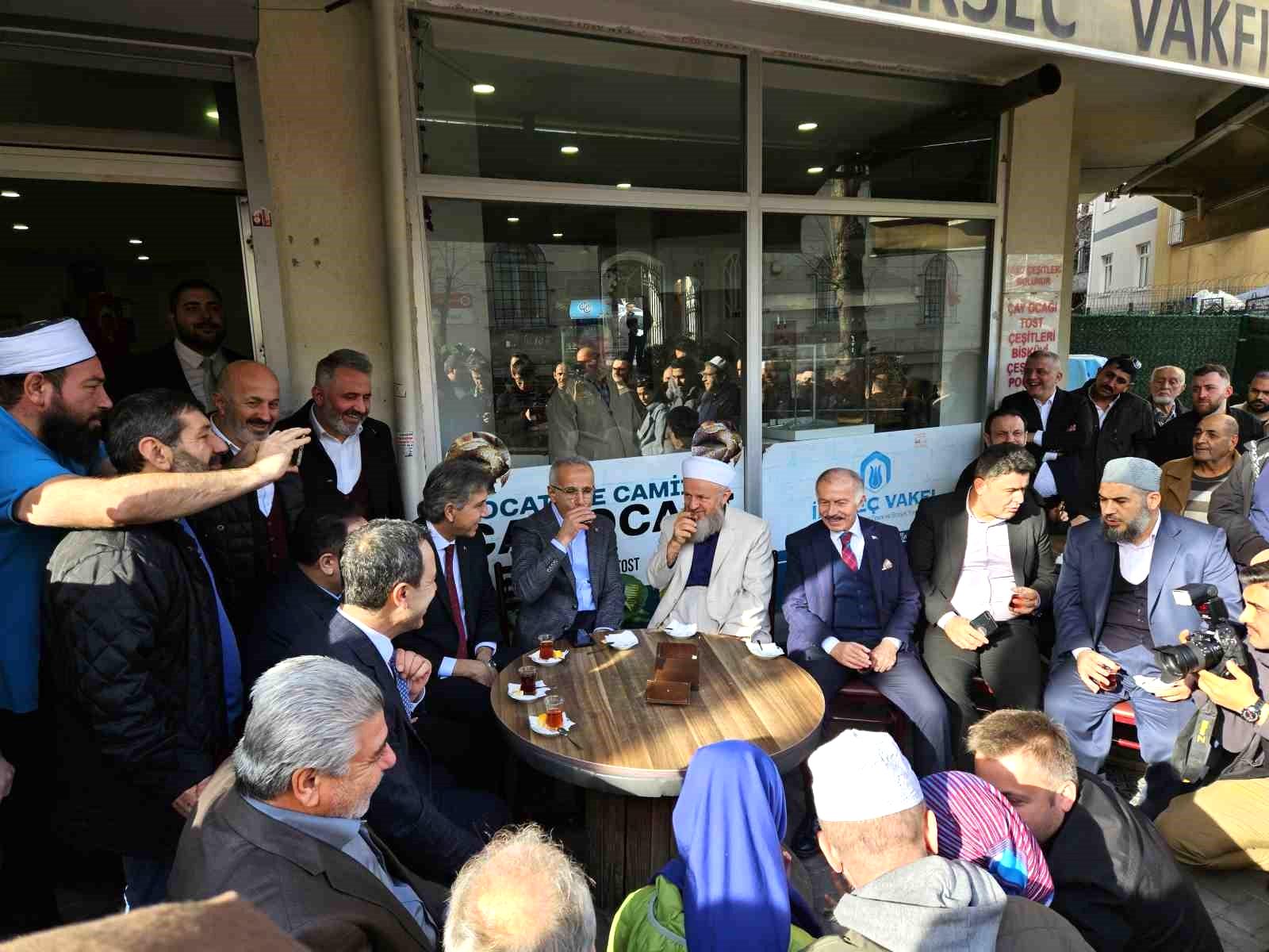 Ulaştırma ve Altyapı Bakanı Uraloğlu, Bayrampaşa’da vatandaşlarla bir araya geldi