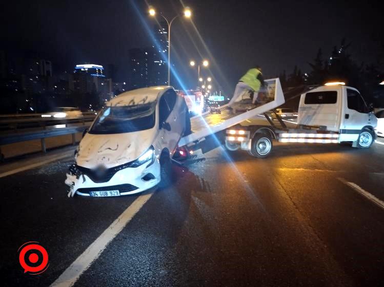 Ümraniye’de seyir halindeki otomobil önündeki araca çarpıp takla attı: 1 yaralı