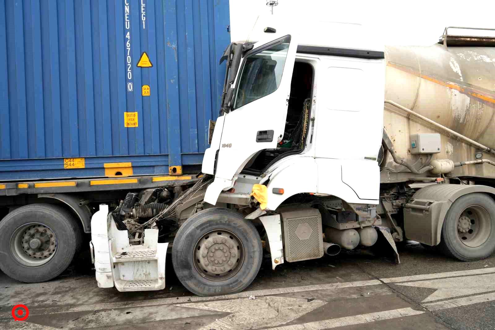 Uyuya kalan beton mikseri şoförü, gişelerde tıra arkadan çarptı: 2 yaralı