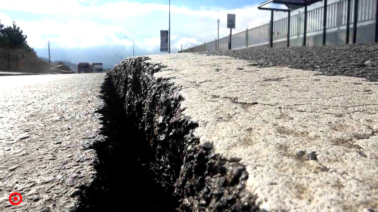 Yalova’da çökme yaşanan hastane yolu trafiğe kapandı