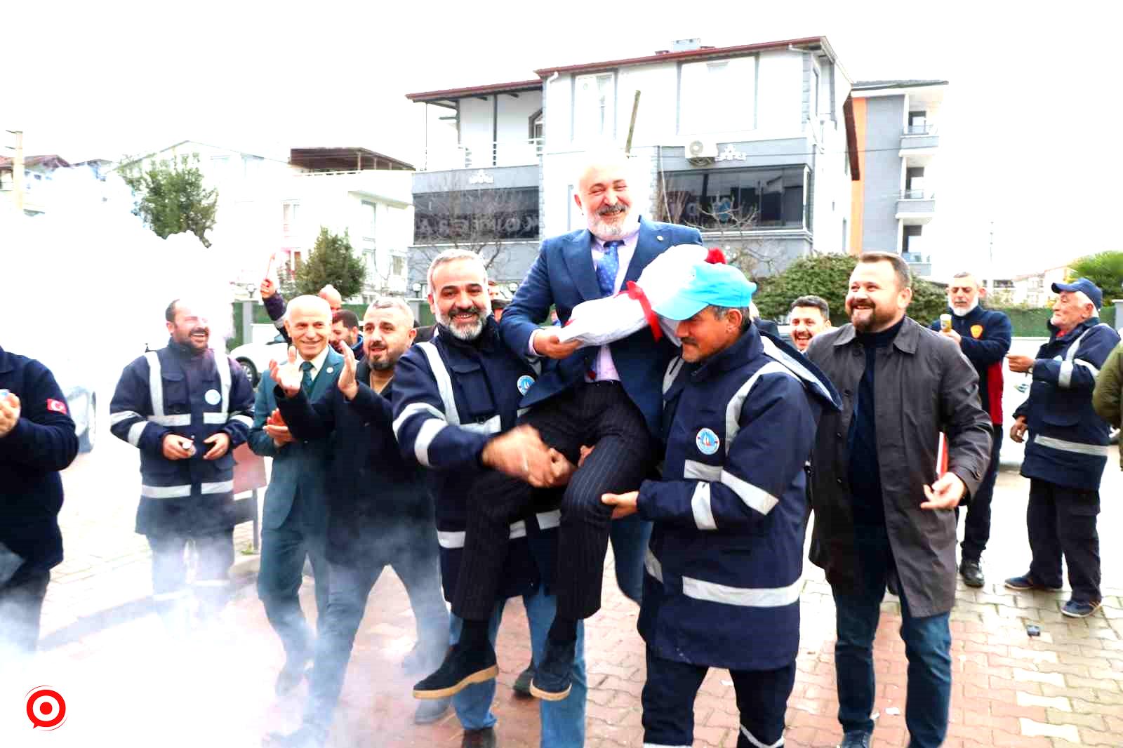 Yüzde 60 zam alan işçileri belediye başkanını omuzlarda taşıdı