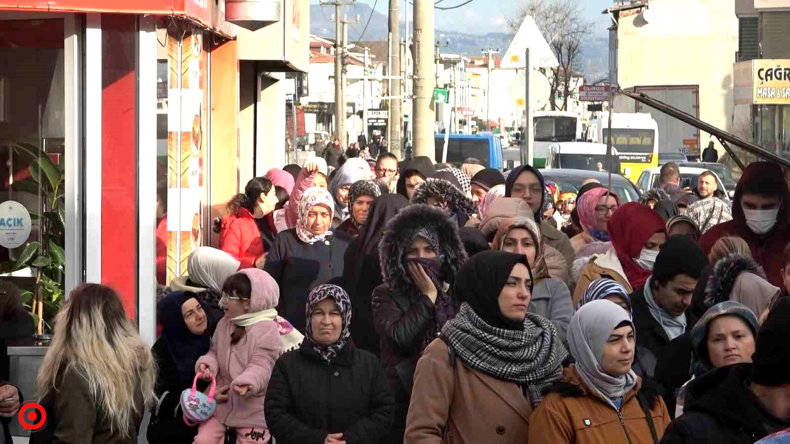 20 liraya paspas, 50 liraya tencere almak için saatlerce sıra beklediler