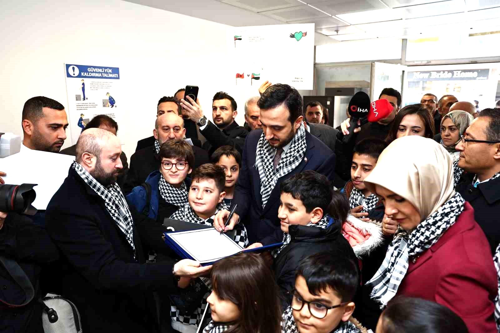 Aile ve Sosyal Hizmetler Bakanı Göktaş, 11 bin çocuğun hazırladığı kartpostalları Gazze’ye gönderdi