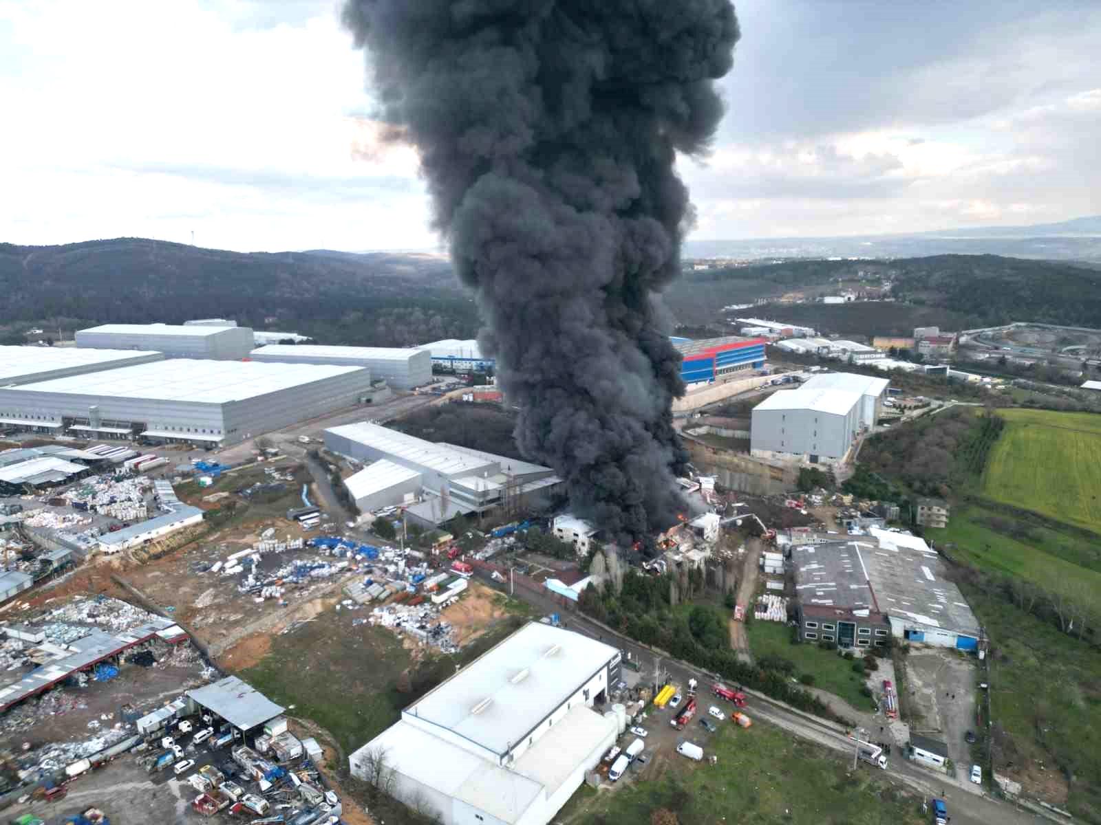 Alev alev yanan fabrika havadan görüntülendi