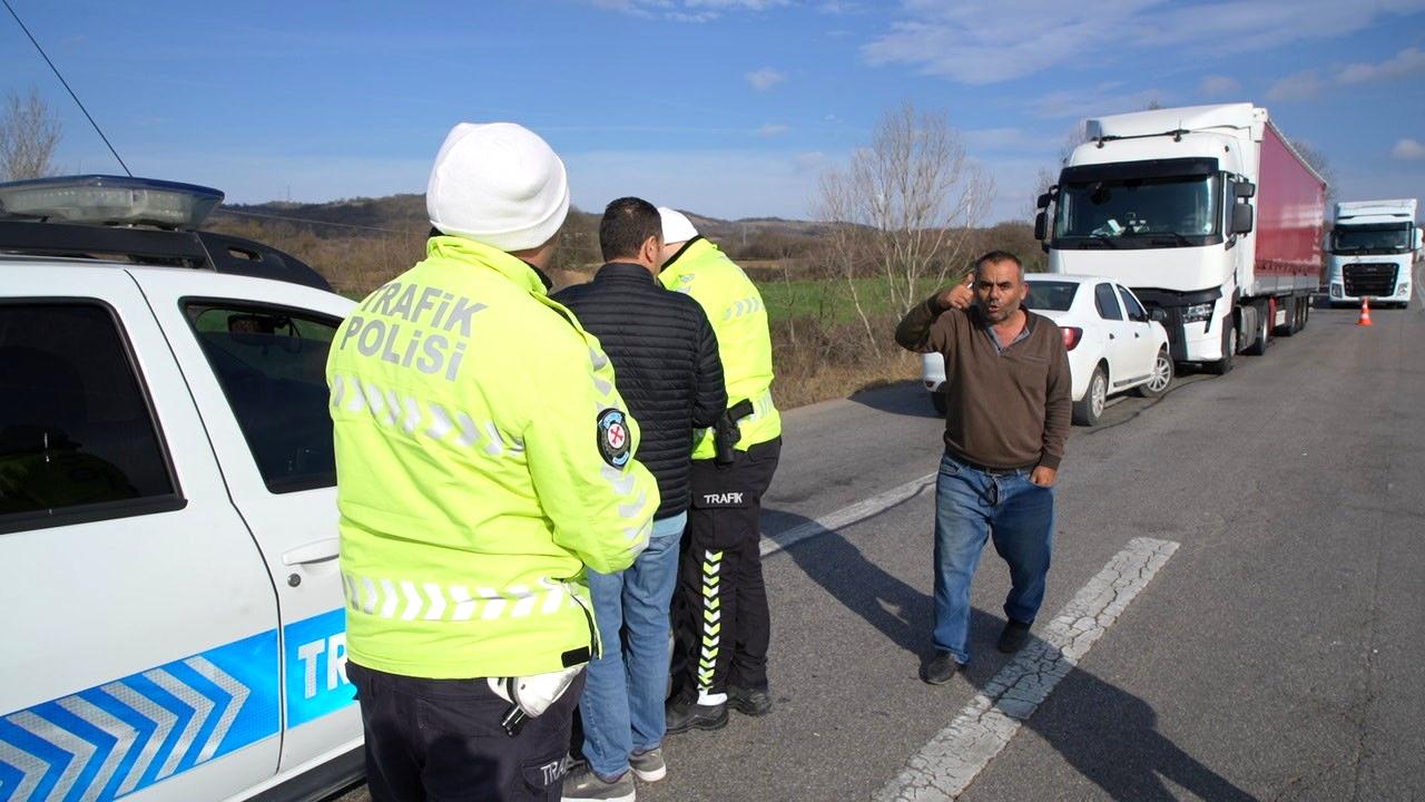 Alkollü sürücü, görevini yapan polise, “Seninle işim yok benim, kralı, hakimi, savcısı gelsin” dedi