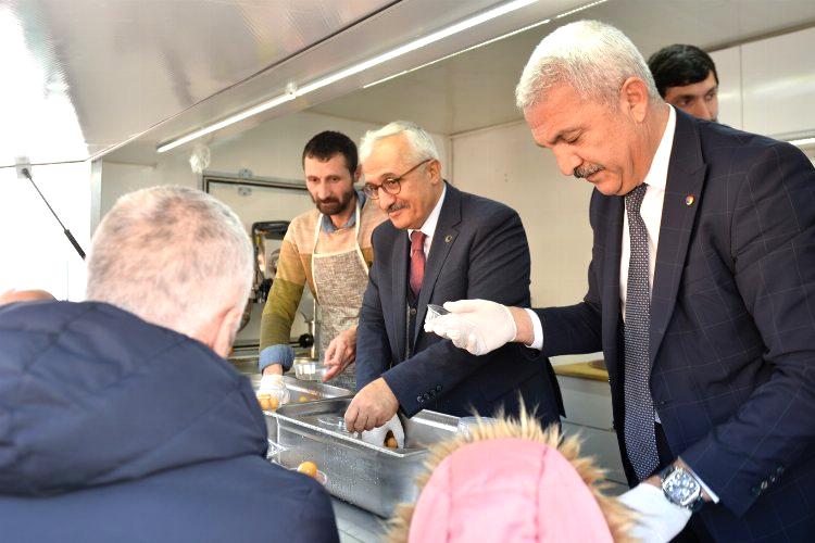 Aslantaş önce lokma, sonra deprem kitabı dağıttı