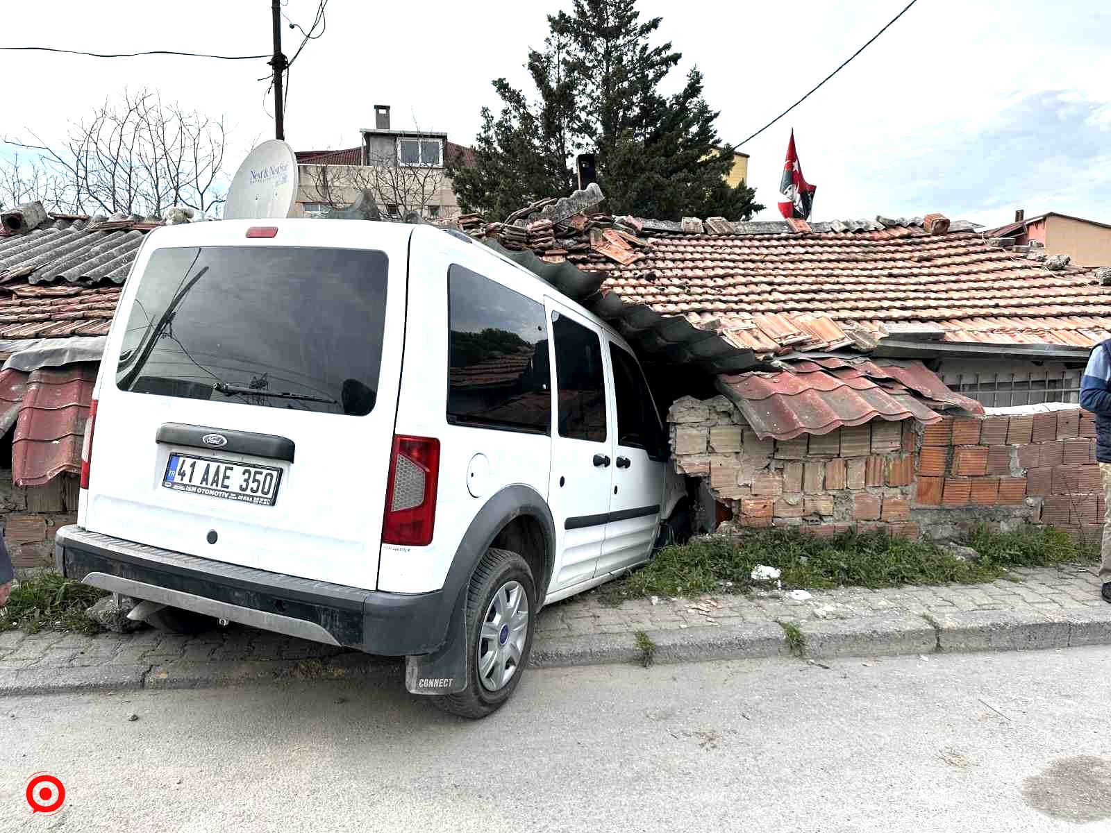 Ataşehir’de hafif ticari araç müstakil eve girdi