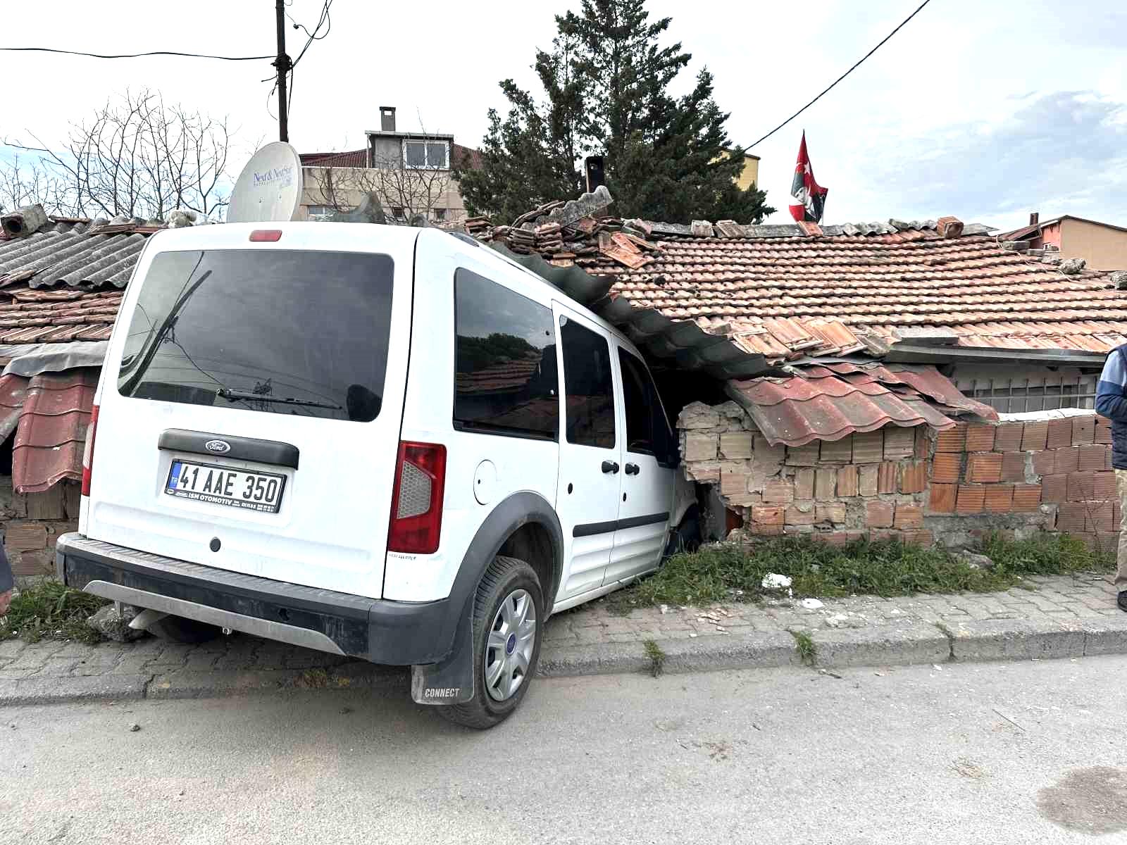 Ataşehir’de hafif ticari araç müstakil eve girdi