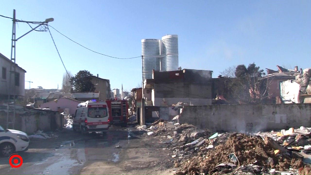 Ataşehir’de metruk binanın çatısı alev alev yandı