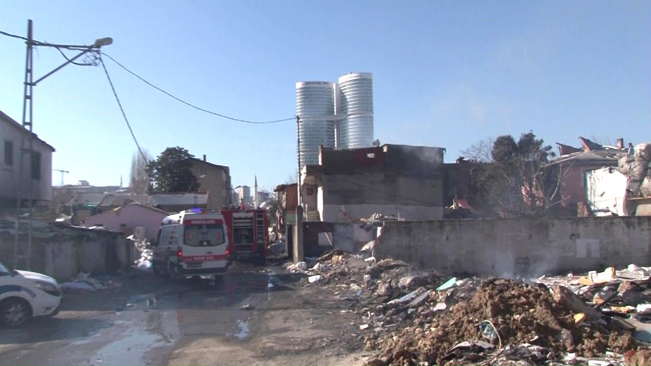 Ataşehir’de metruk binanın çatısı alev alev yandı