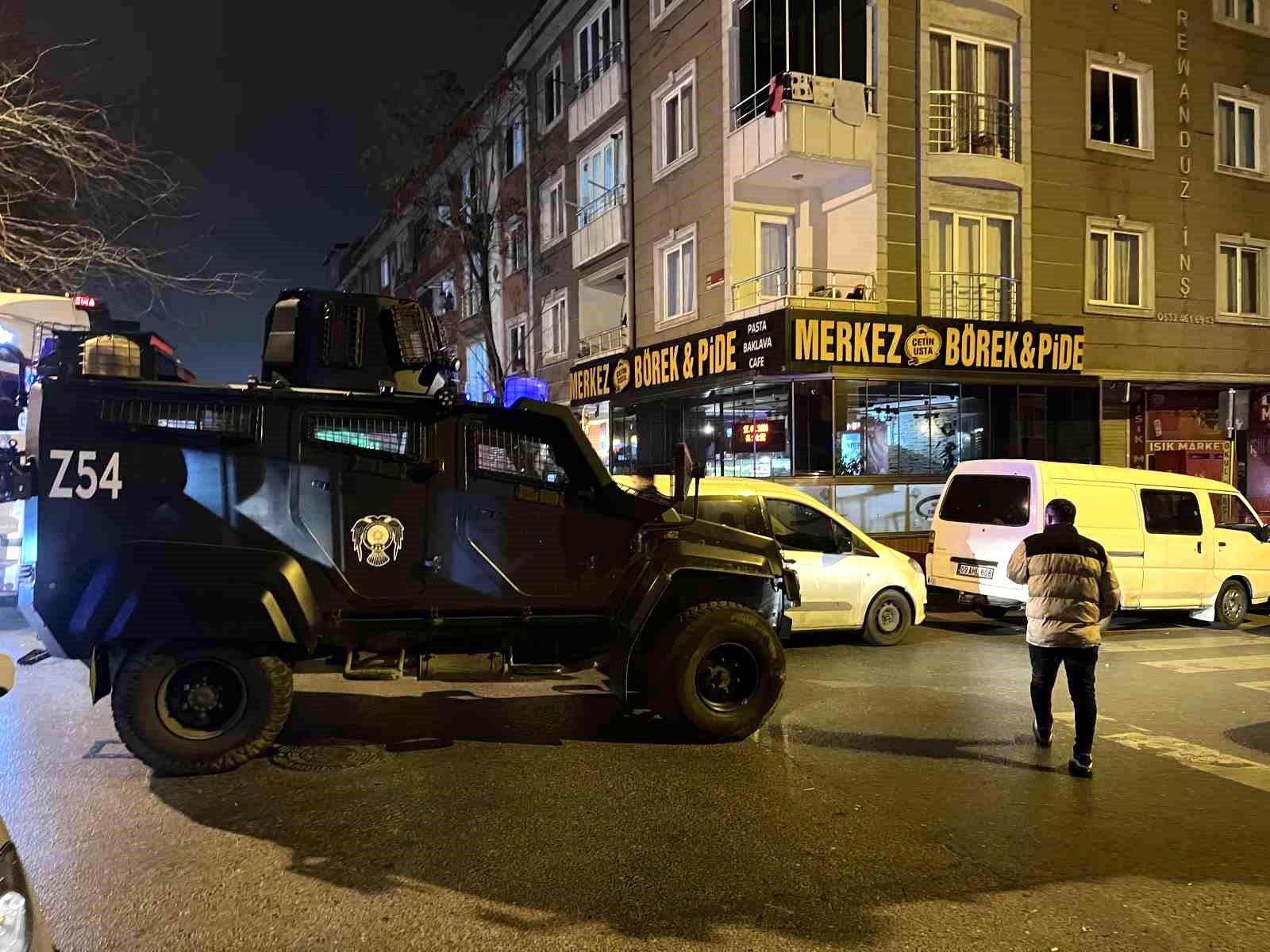 Avcılar’da şüpheli şahıslar, kontrol sırasında polise ateş açtı