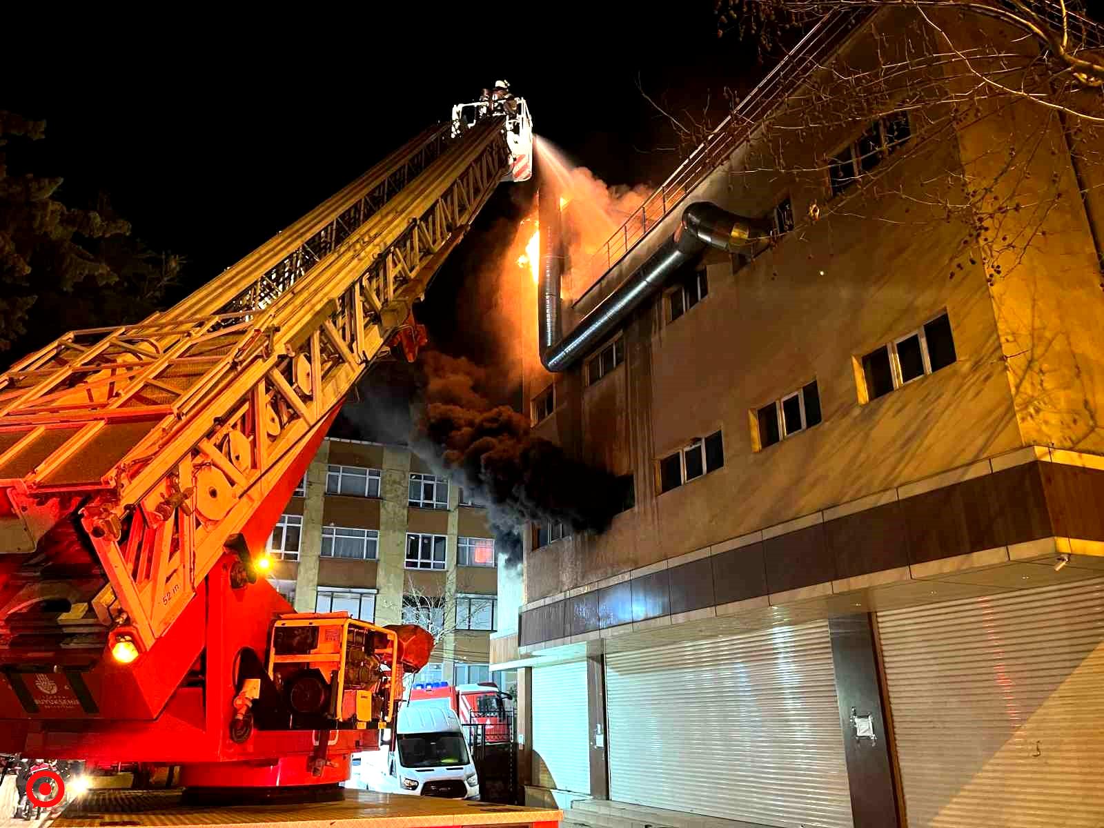 Avcılar’da tekstil imalathanesinde korkutan yangın: 4 katlı bina alev alev yandı