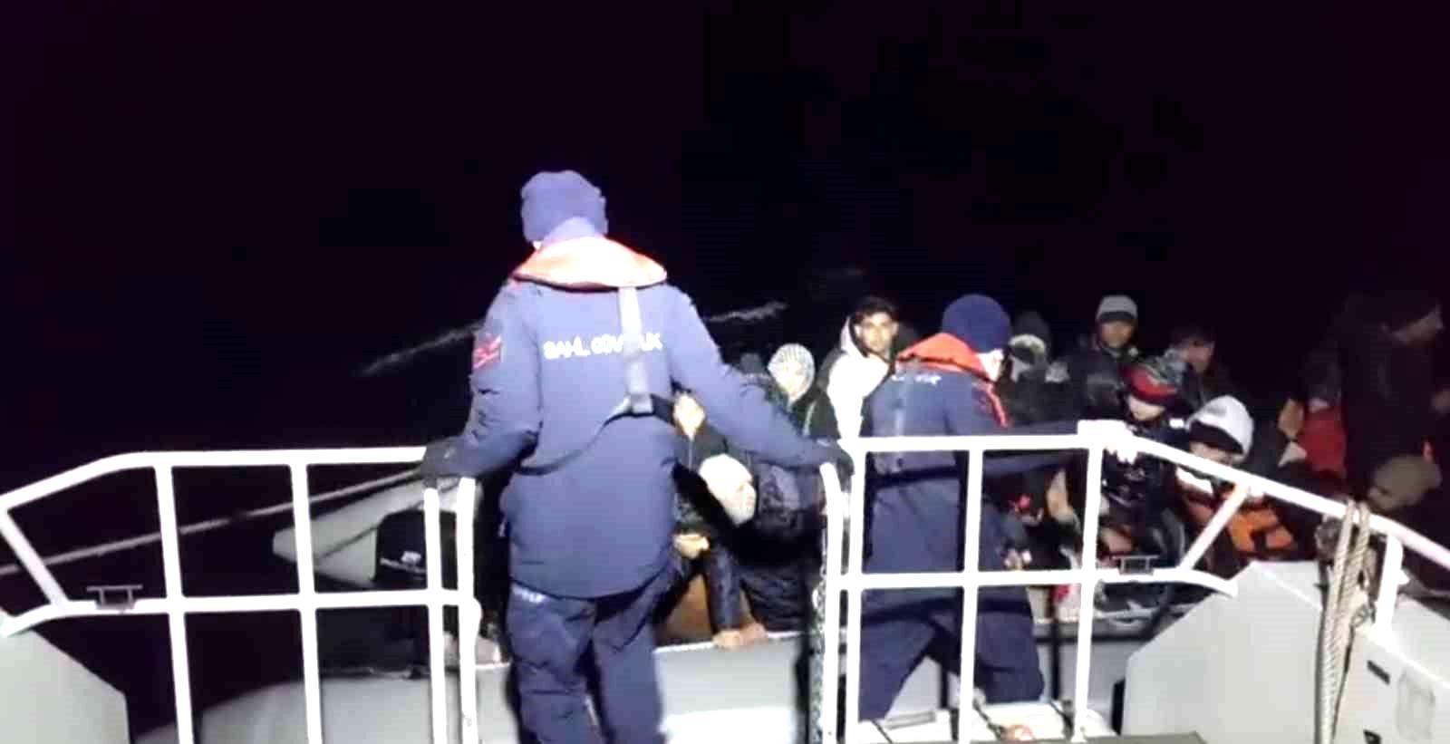 Ayvalık açıklarında 27’si çocuk, 54 düzensiz göçmen kurtarıldı