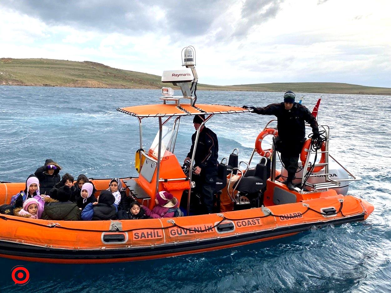 Ayvalık açıklarında mahsur kalan 27 düzensiz göçmen kurtarıldı