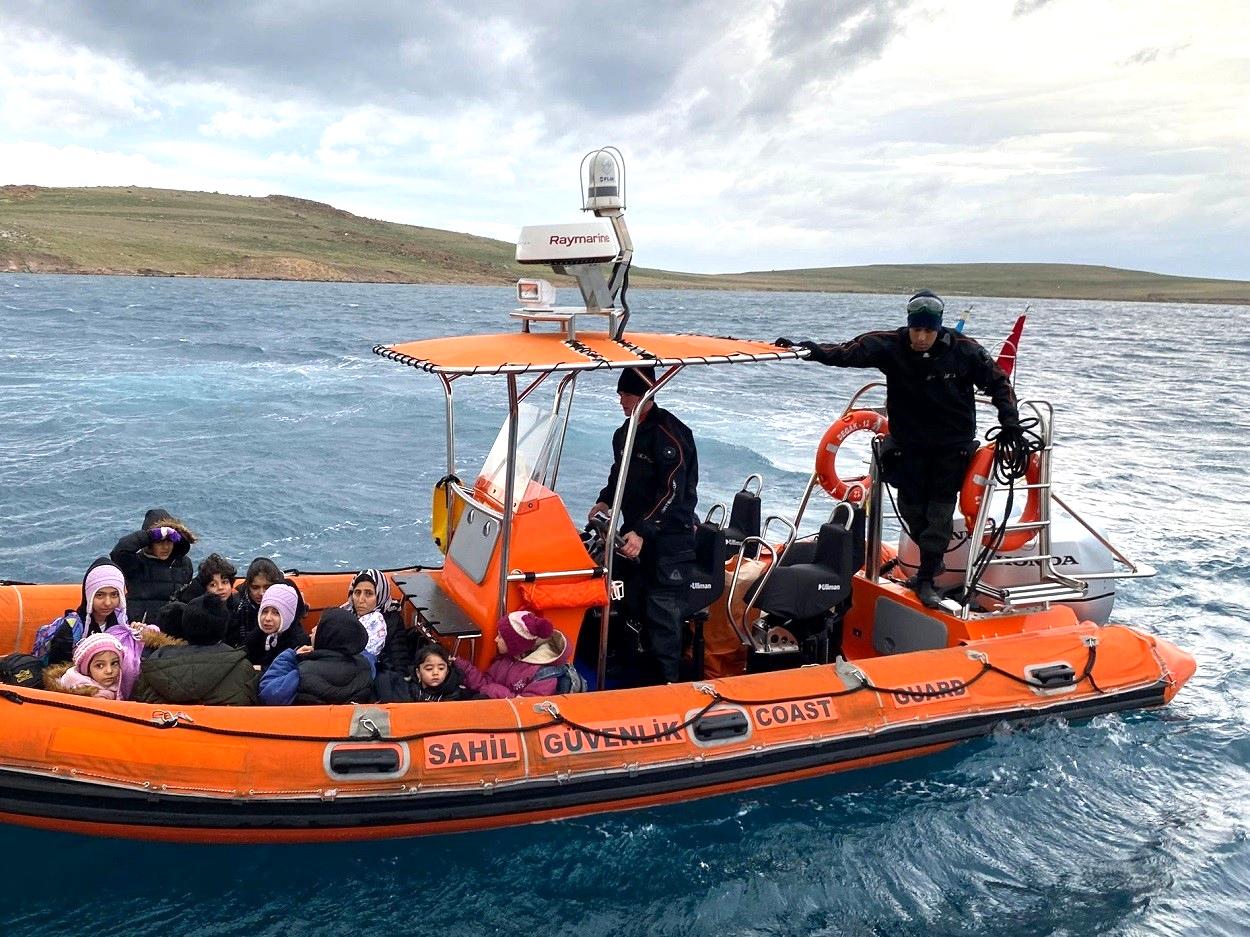 Ayvalık açıklarında mahsur kalan 27 düzensiz göçmen kurtarıldı