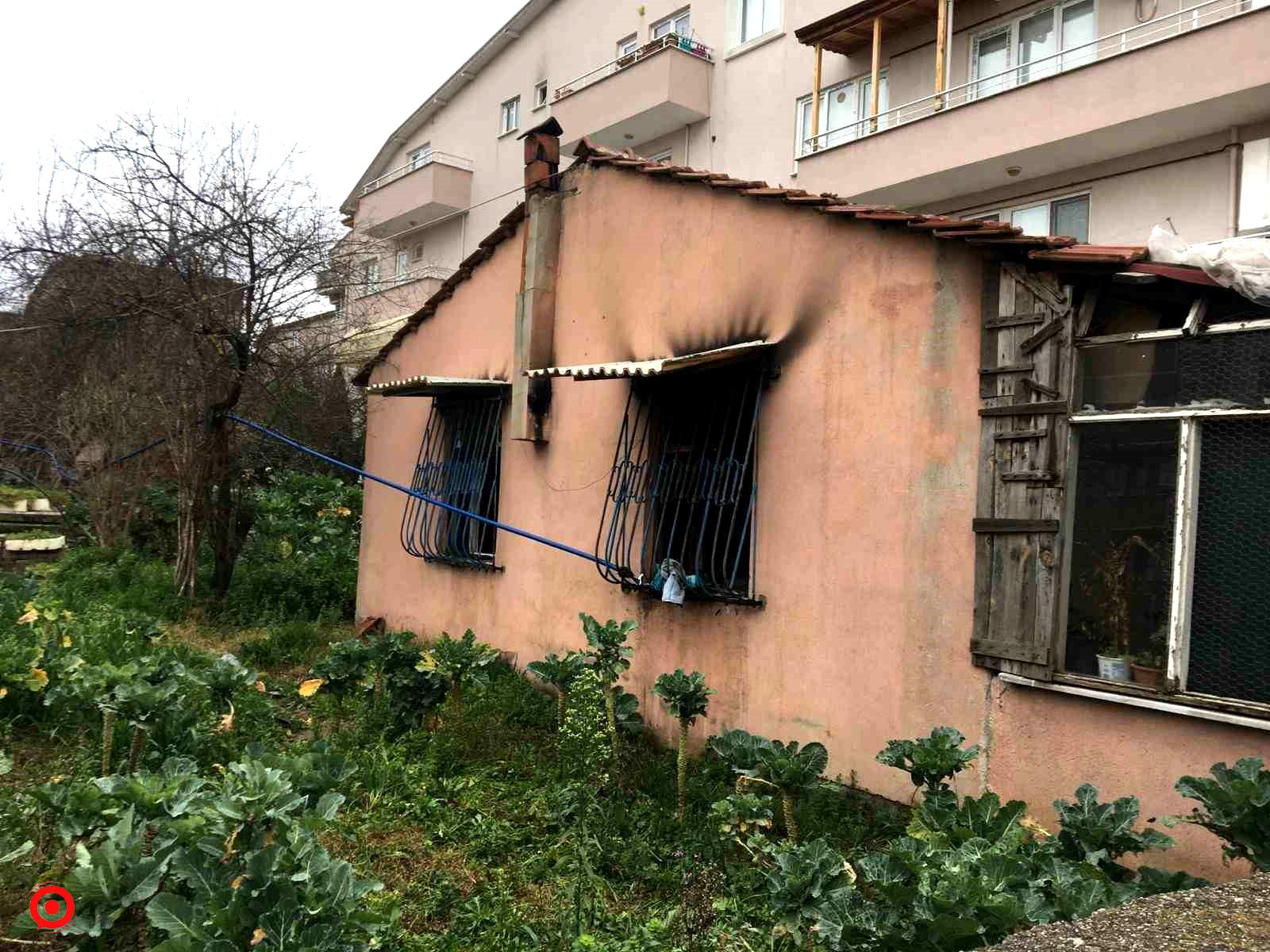 Babası namaz kıldığı esnada gecekonduyu ateşe verdi