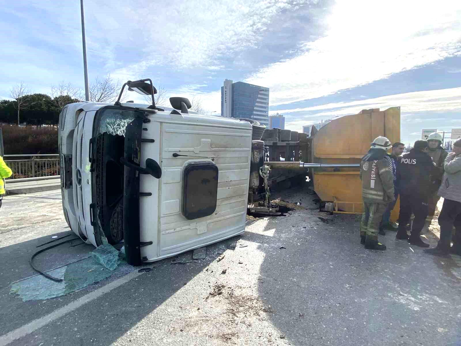 Bağcılar’da sürücünün kontrolünden çıkan hafriyat kamyonu devrildi: 1 yaralı