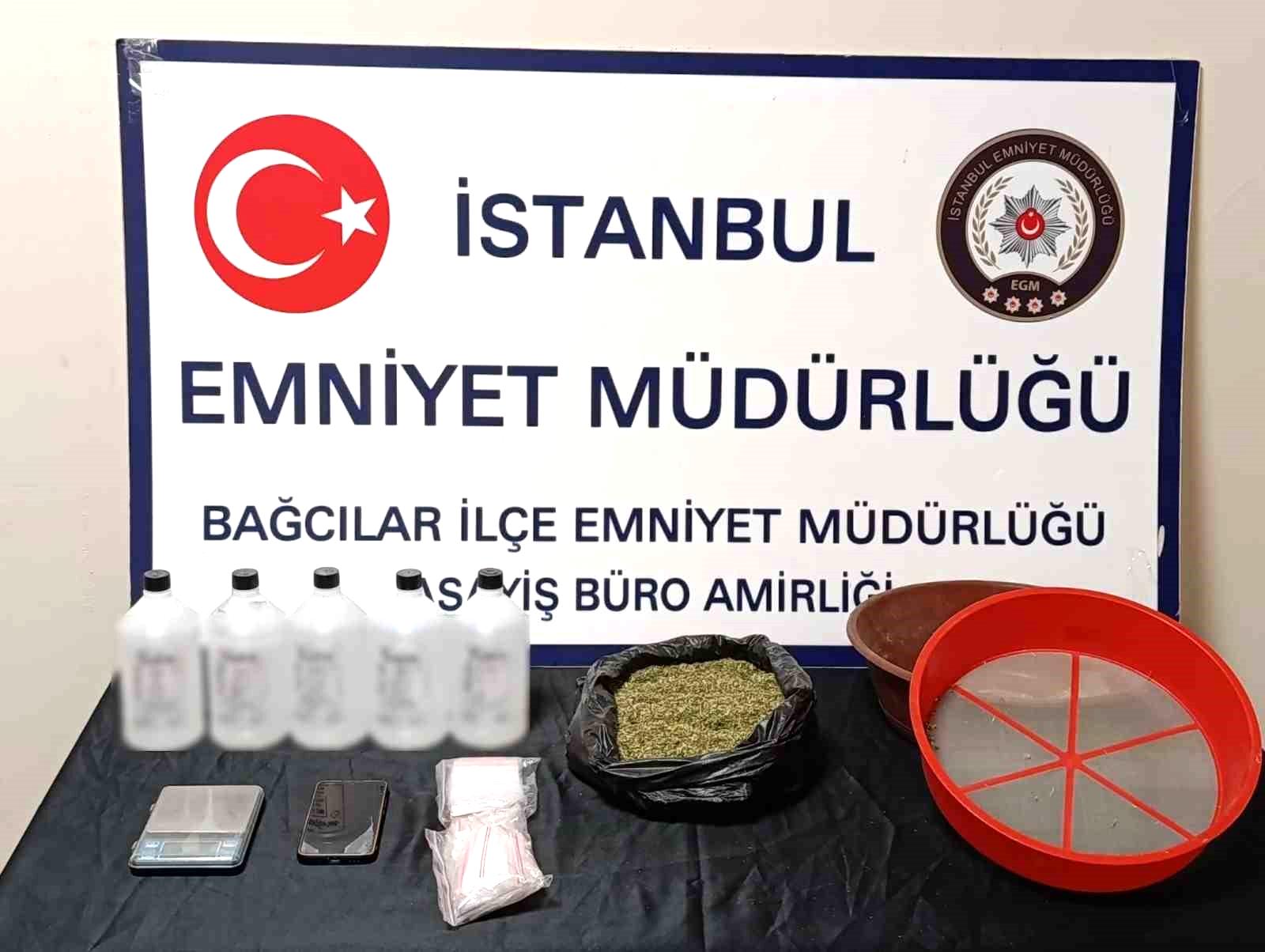 Bağcılar’da uyuşturucu ticareti yapıldığı belirlenen adrese operasyon düzenlendi