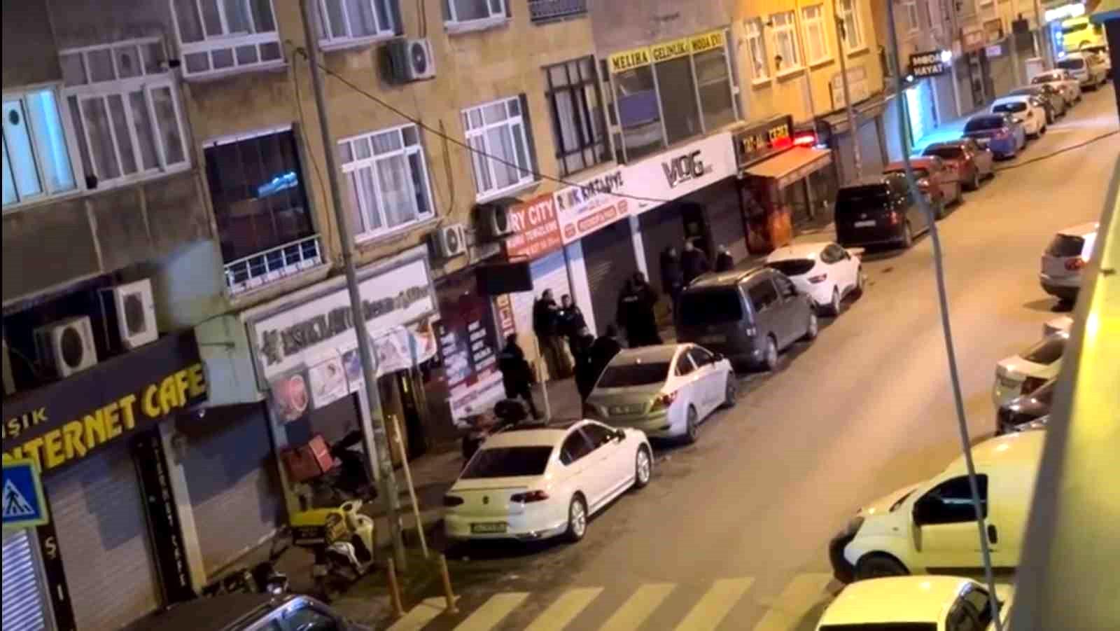 Bahçelievler’de hareketli dakikalar kamerada: Alkollü şahıslar polisi teyakkuza geçirdi