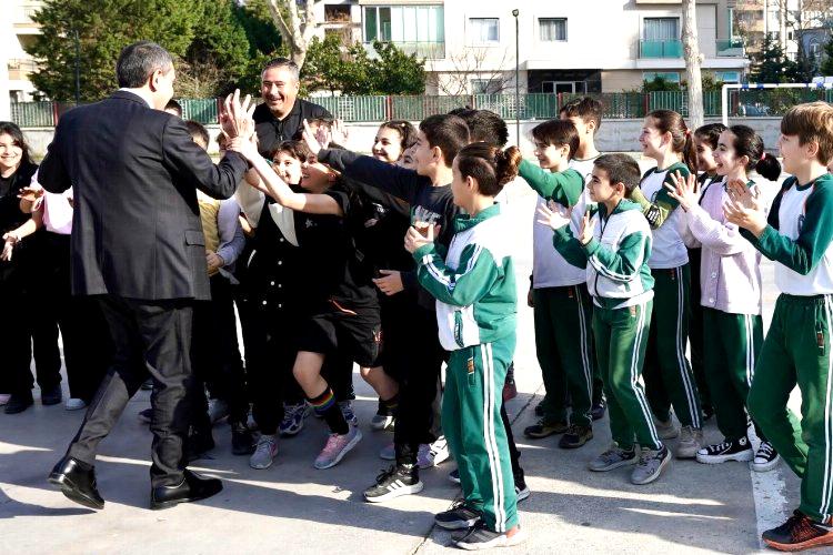 Bakan Tekin İzmir’de okul ziyaretleirnde