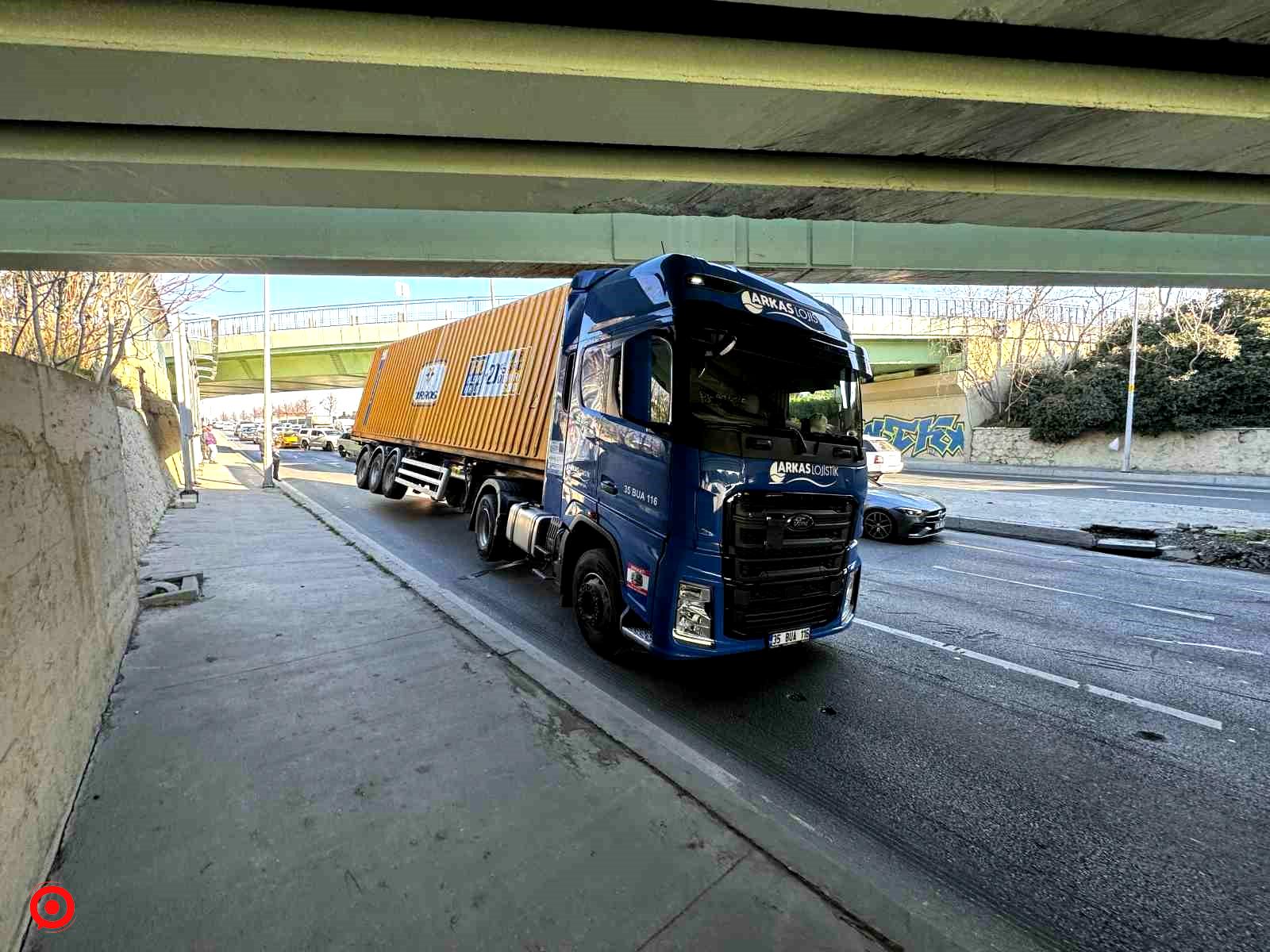 Bakırköy’de tırın dorsesi üst geçide takıldı: 3 araç kaza yaptı