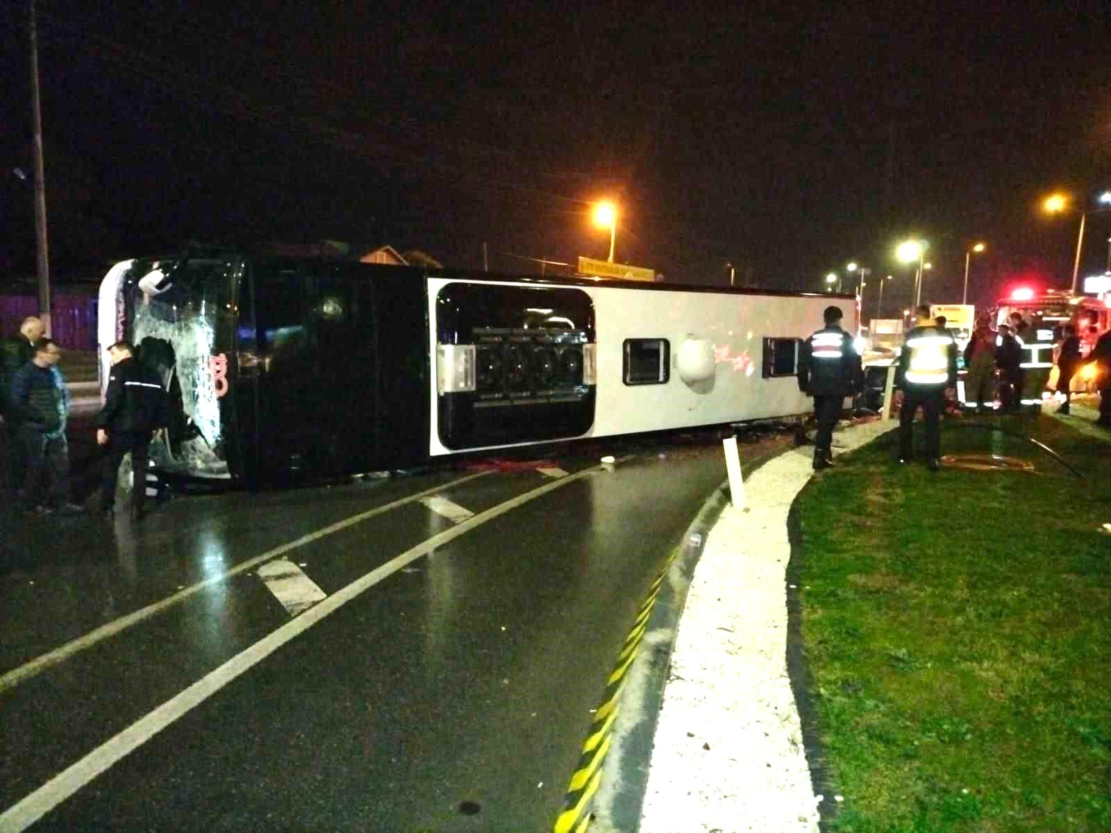 Balıkesir’de döner kavşağa hızlı giren otobüs devrildi