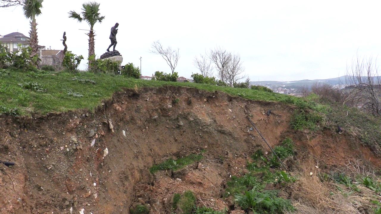 Bandırma’da seyir terasında toprak kayması