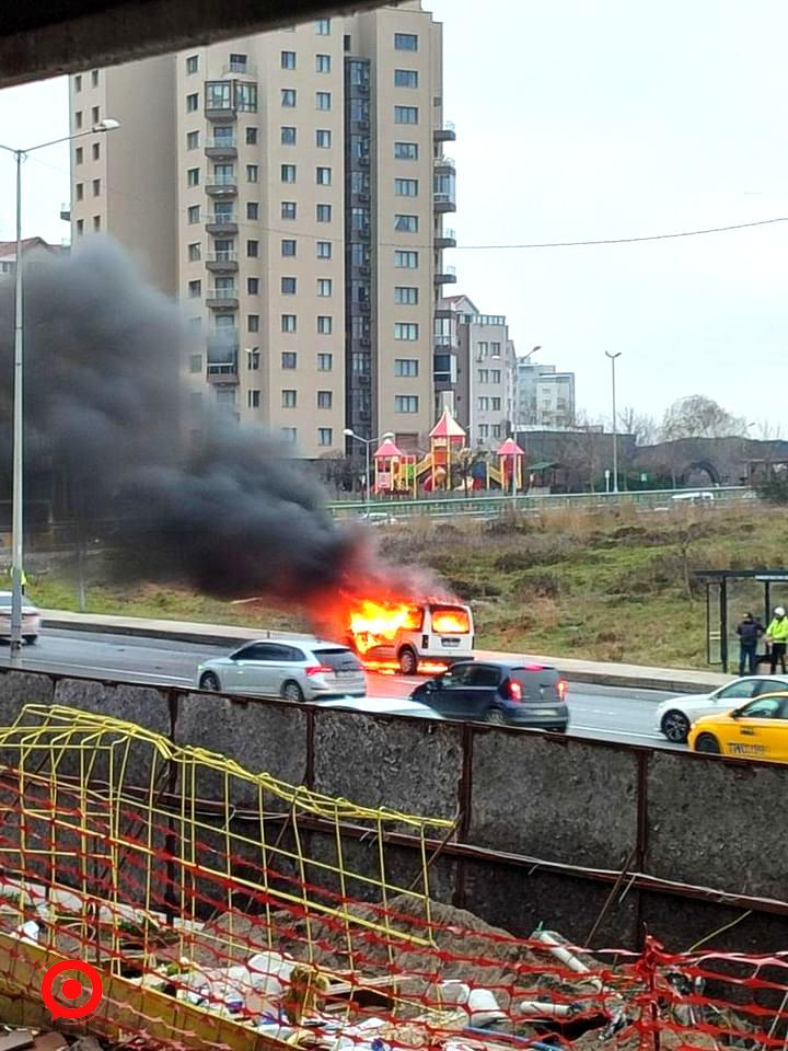 Başakşehir’de seyir halindeki ticari araç alev topuna döndü