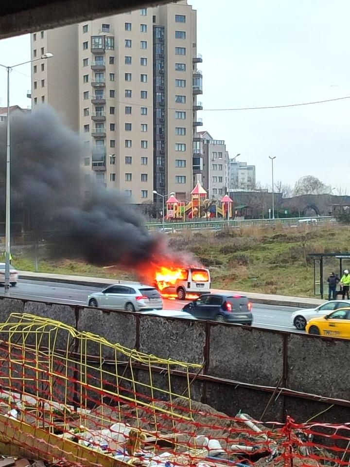 Başakşehir’de seyir halindeki ticari araç alev topuna döndü