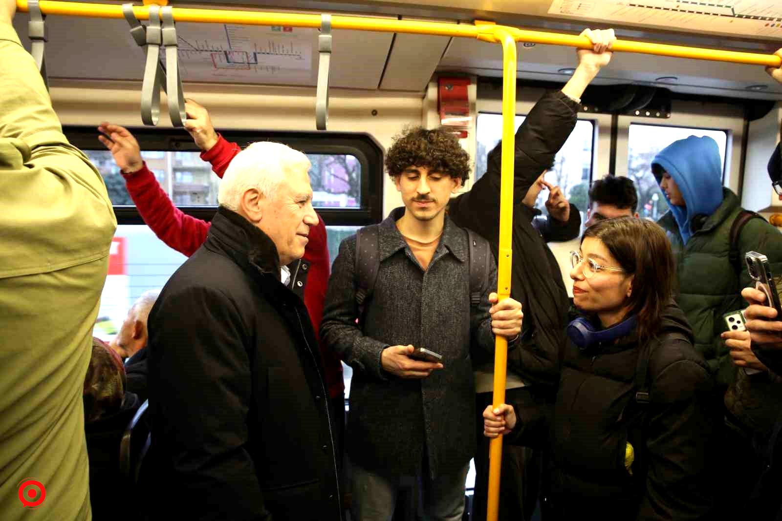 Başkan adayı Bozbey, metroda gençlerle sohbet etti