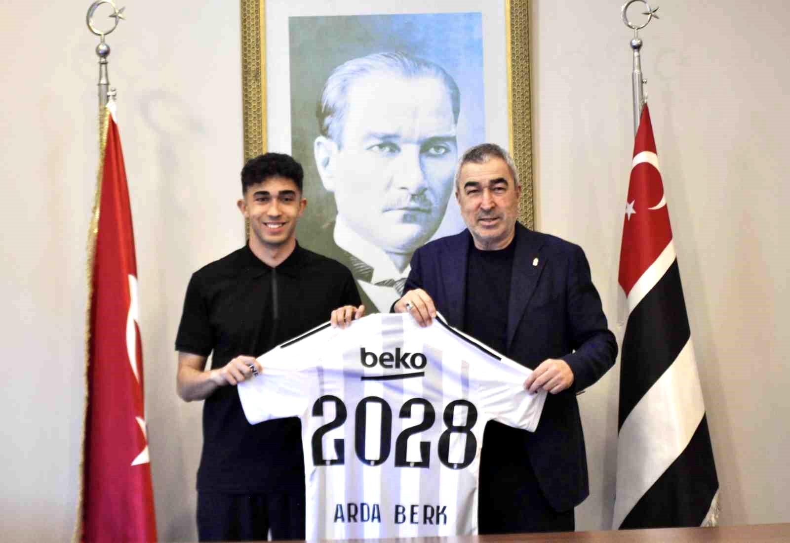 Beşiktaş, Arda Berk Özüarap ile profesyonel sözleşme imzaladı