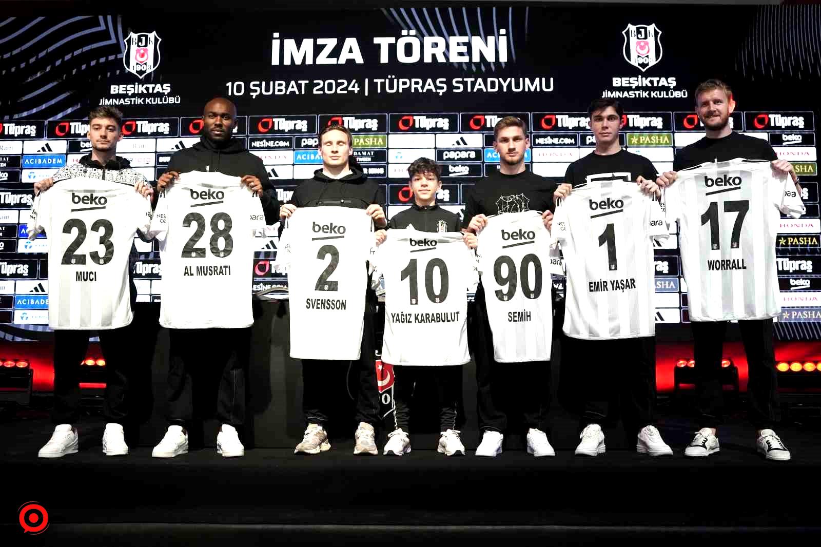 Beşiktaş yeni transferlerini tanıttı