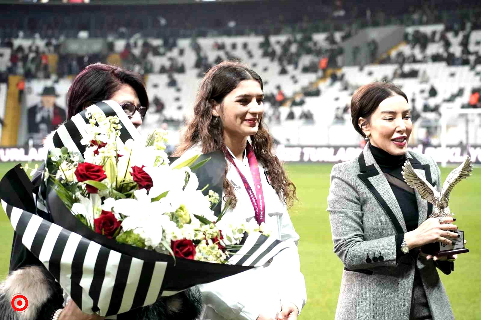 Beşiktaş yönetiminden, şampiyon güreşçi Nesrin Baş’a plaket