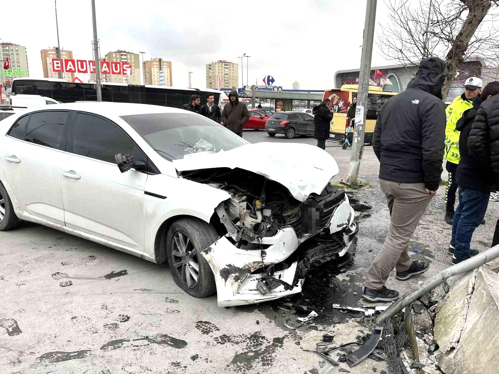 Beylikdüzü E-5 yan yolda feci kaza: 1’i ağır 3 yaralı