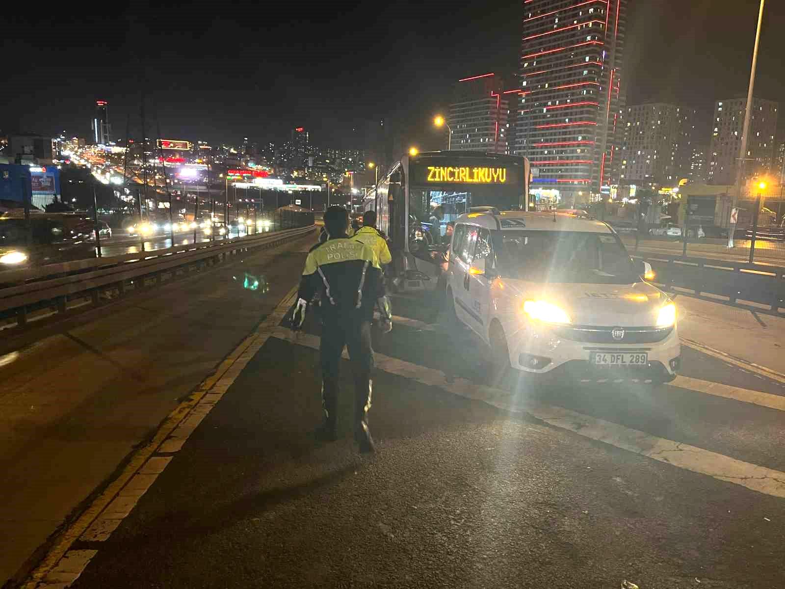 Beylikdüzü’nde arıza yapan metrobüsün şoförüne, karşı yönden gelen metrobüs çarptı