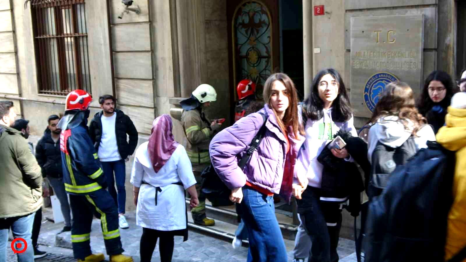 Beyoğlu Anadolu Lisesi’nde yangın paniği