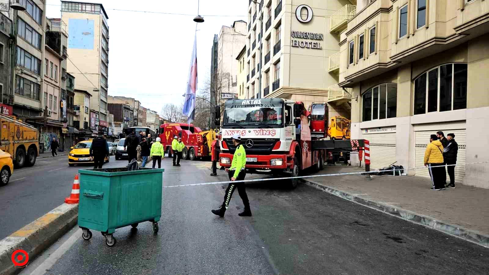 Beyoğlu’nda facianın eşiğinden dönüldü: Freni boşalan vinç, başka bir vince çarparak savurdu, 1 yaralı