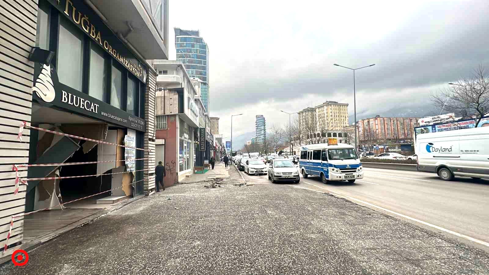 Bursa’da kontrolden çıkan otomobil dükkana girdi